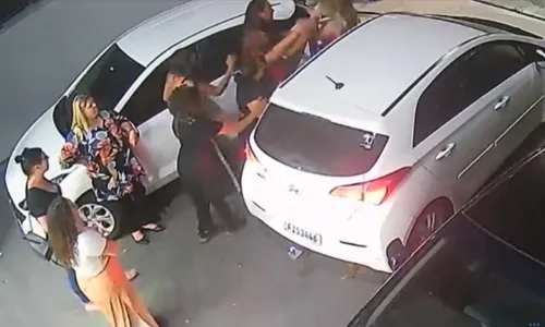 
          Imagem ilustrativa da imagem Mulher é presa por tentativa de homicídio ao atropelar 4 pessoas em salão de beleza
          