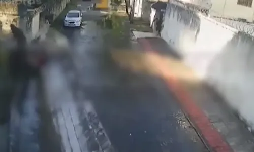 
          Imagem ilustrativa da imagem Muro desaba após vazamento de água em Vitória
          