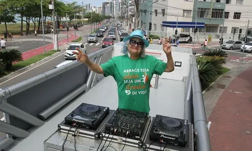 
          Imagem ilustrativa da imagem Na fila de transplante, DJ de 65 anos sonha em tocar com Alok
          