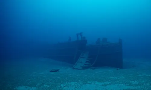 
          Imagem ilustrativa da imagem Navio desaparecido há mais de 100 anos é encontrado no fundo de lago
          