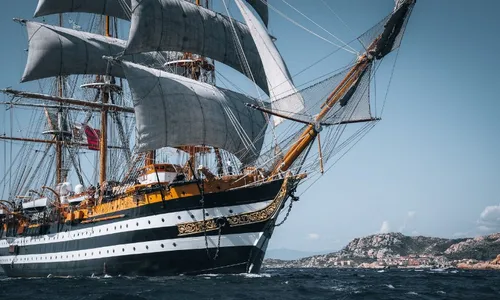 
          Imagem ilustrativa da imagem "Navio mais bonito do mundo" chega ao Brasil. Veja fotos
          