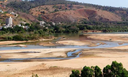 
          Imagem ilustrativa da imagem Nível dos rios cai e governo do ES anuncia medidas para economia de água
          