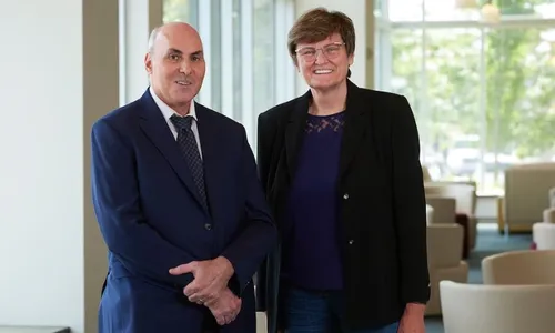 
          Imagem ilustrativa da imagem Nobel de Medicina premia responsáveis pela tecnologia da vacina da covid-19
          