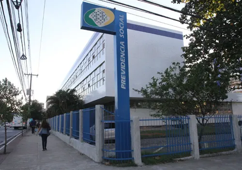 
          Imagem ilustrativa da imagem Nova lei para reduzir fila do INSS cria 2 mil cargos
          