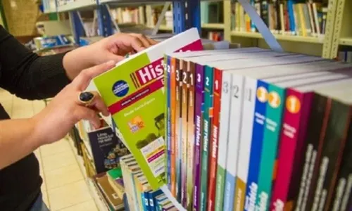 
          Imagem ilustrativa da imagem Novo ensino médio: Impasse ameaça produção de livros
          