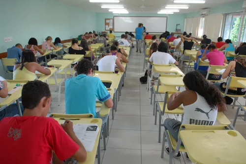 
          Imagem ilustrativa da imagem Novo plano do ensino médio amplia aulas tradicionais
          