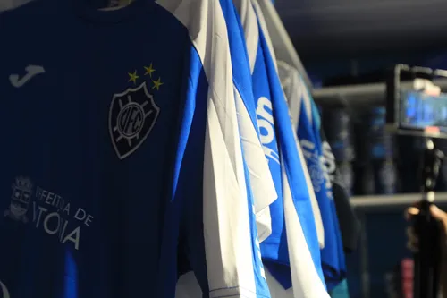 
          Imagem ilustrativa da imagem Novo presidente do Vitória toma posse e clube inaugura loja oficial
          