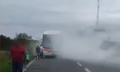 
          Imagem ilustrativa da imagem Ônibus sofre pane elétrica na Rodovia do Sol e fumaça assusta passageiros
          