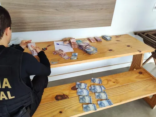 
          Imagem ilustrativa da imagem PF deflagra operação de combate à lavagem de dinheiro e ao narcotráfico
          