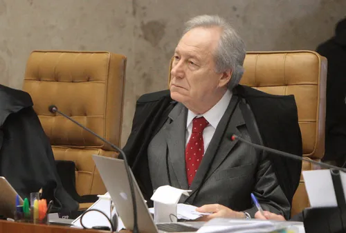 
          Imagem ilustrativa da imagem PT aposta que Lewandowski não resistirá a convite de Lula
          