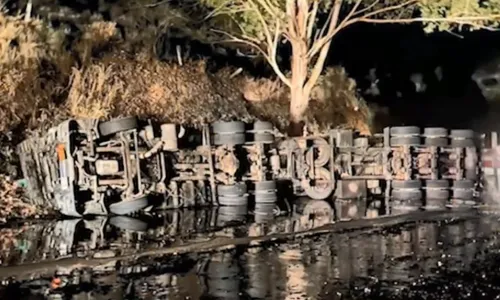 
          Imagem ilustrativa da imagem Pai e filho sofrem queimaduras graves após caminhão com piche tombar no ES
          