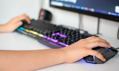 
          Imagem ilustrativa da imagem Pais pagam até R$10 mil em dívidas dos filhos em jogos pela internet
          