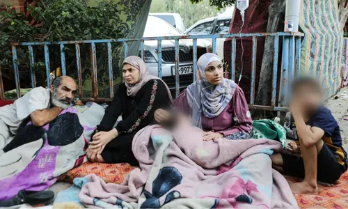 
          Imagem ilustrativa da imagem Palestinos sem comida e água lotam sul de Gaza; Egito barra fuga massiva
          