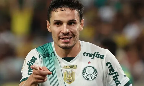 
          Imagem ilustrativa da imagem Palmeiras vê distância para o Botafogo cair e volta a sonhar com Brasileiro
          