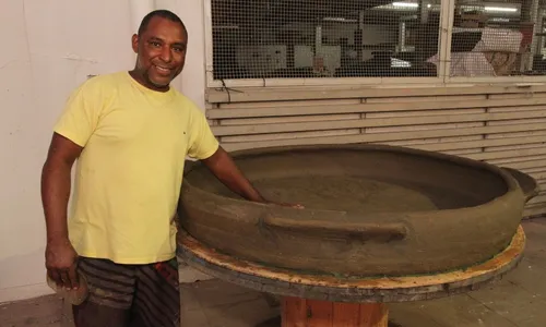 
          Imagem ilustrativa da imagem Panela de barro gigante para fazer moqueca de 1,5 tonelada
          