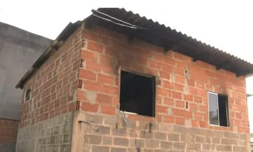 
          Imagem ilustrativa da imagem Pedreiro coloca fogo na própria casa com a família dentro após brigar com a mulher
          