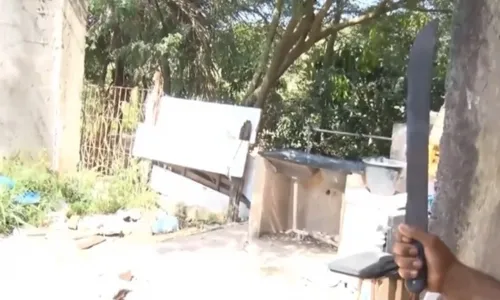 
          Imagem ilustrativa da imagem Pedreiro golpeia o próprio filho com facão durante briga em Cariacica
          