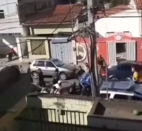 
          Imagem ilustrativa da imagem Perseguição, tiros e suspeito preso em telhado de casa no Sertão pernambucano
          