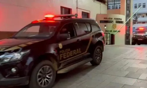 
          Imagem ilustrativa da imagem Polícia Federal faz operação contra policiais que traficavam 280 kg de cocaína
          