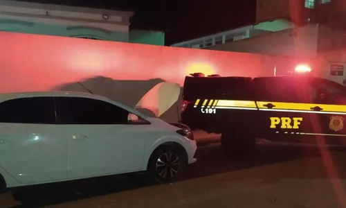 
          Imagem ilustrativa da imagem Polícia apreende carro clonado e condutor afirma ter comprado veículo pela internet
          