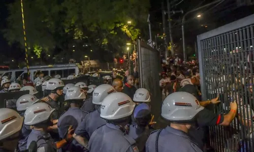 
          Imagem ilustrativa da imagem Polícia investiga morte de são-paulino ferido na cabeça durante confronto com PM
          