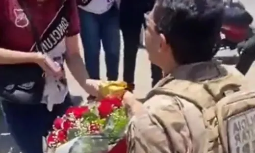 
          Imagem ilustrativa da imagem Policial pede menor de idade em casamento na porta de escola no PE
          