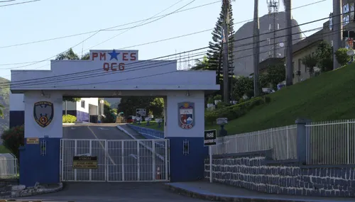 
          Imagem ilustrativa da imagem Policial preso no Quartel da PM foge de dentro da viatura em Vitória
          