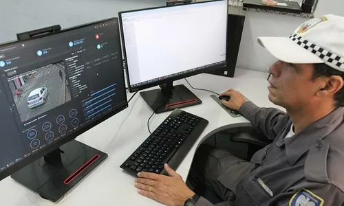 
          Imagem ilustrativa da imagem Policial “vigia” ruas para encontrar carros roubados
          