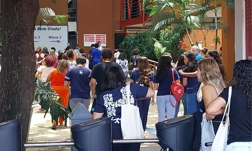 
          Imagem ilustrativa da imagem Portões fecham para candidatos do Enem e alunos começam primeiro dia de provas
          