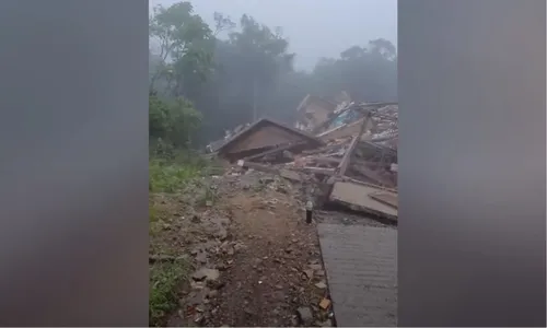 
          Imagem ilustrativa da imagem Prédio desaba após surgimento de rachaduras no solo em Gramado
          