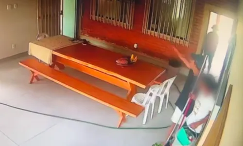 
          Imagem ilustrativa da imagem Prefeito de cidade do ES tem casa invadida por ladrões e é feito refém em assalto
          