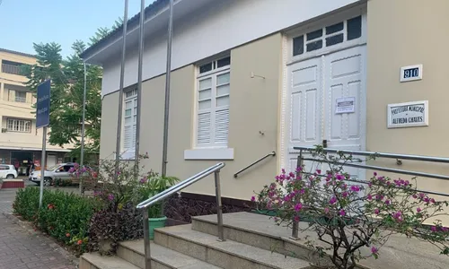 
          Imagem ilustrativa da imagem Prefeitura e Câmara do ES reduzem expediente para 5 horas durante o verão
          