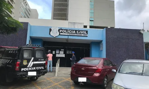 
          Imagem ilustrativa da imagem Preso se solta de algema e foge pela janela da delegacia na Serra
          