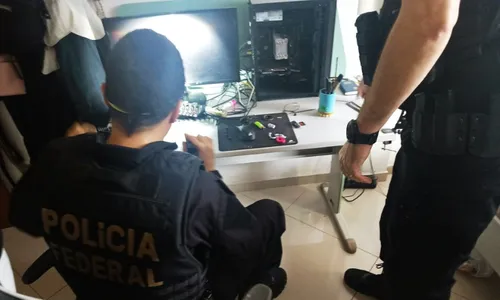 
          Imagem ilustrativa da imagem Programador é alvo de operação da PF contra violência sexual pela internet no ES
          