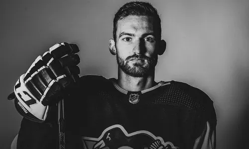 
          Imagem ilustrativa da imagem Protetor de pescoço vira item obrigatório após morte de jogador de hóquei
          