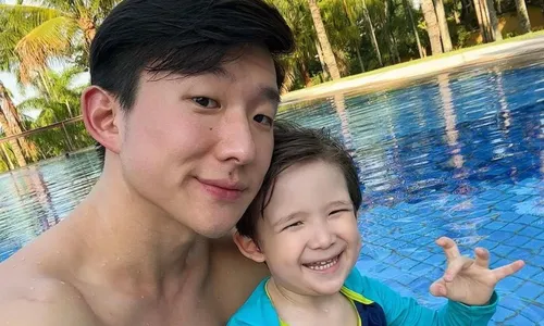 
          Imagem ilustrativa da imagem Pyong Lee nega acusações de abandono paterno e violência contra a ex-mulher
          