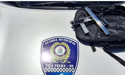
          Imagem ilustrativa da imagem Quatro detidos e uma submetralhadora apreendida em carro de aplicativo no ES
          