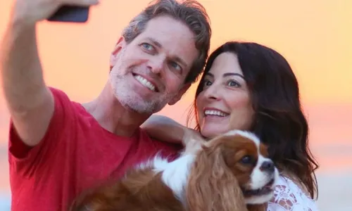 
          Imagem ilustrativa da imagem Quem é o marido de Ana Paula Padrão, que sofreu assalto e está internado
          