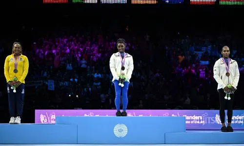 
          Imagem ilustrativa da imagem Rebeca comemora pódio 100% de mulheres pretas no Mundial
          