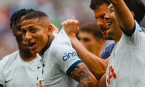 
          Imagem ilustrativa da imagem Richarlison quebra jejum e comanda virada do Tottenham na Premier League
          