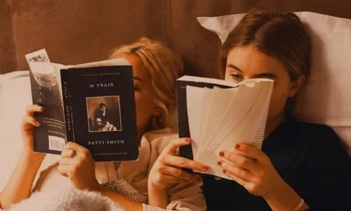 
          Imagem ilustrativa da imagem Romances sáficos ganham espaço e viram best-sellers
          