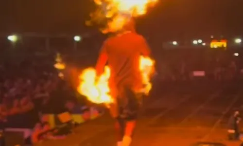 
          Imagem ilustrativa da imagem Roupa de Djonga pega fogo no meio de show e cantor fica de cueca no palco
          