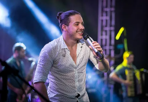 
          Imagem ilustrativa da imagem Safadão se emociona na volta aos palcos após pausa para tratar ansiedade
          