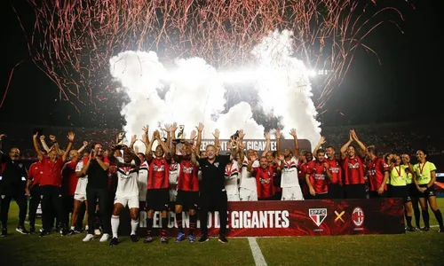 
          Imagem ilustrativa da imagem São Paulo celebra 30 anos do bimundial com vitória sobre o Milan em jogo de lendas
          