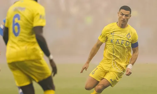 
          Imagem ilustrativa da imagem Sauditão: CR7 se irrita com juiz em derrota para time de Neymar
          