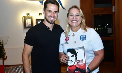 
          Imagem ilustrativa da imagem Sávio se emociona em lançamento de livro
          