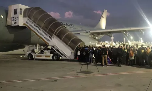 
          Imagem ilustrativa da imagem Segundo avião com brasileiros repatriados de Israel chega ao Brasil
          