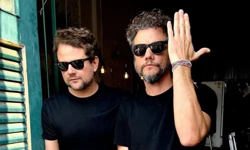 
          Imagem ilustrativa da imagem Selton Mello e Wagner Moura vão a samba no Rio e chamam atenção nas redes
          