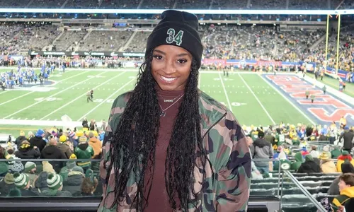 
          Imagem ilustrativa da imagem Simone Biles fala sobre ter que morar em orfanato por causa de vício da mãe
          