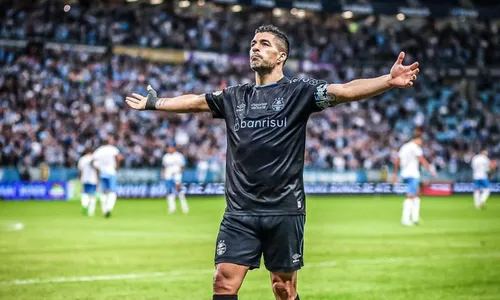 
          Imagem ilustrativa da imagem Suárez ganha bônus de R$ 520 mil e gremistas sonham em reverter saída
          